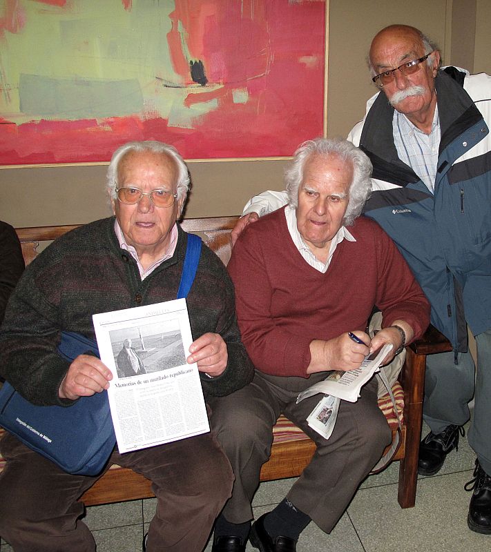 Represaliados del franquismo procedentes de Toledo, Málaga, Soria, Cáceres y Ávila han viajado hasta Madrid para apoyar a Garzón.