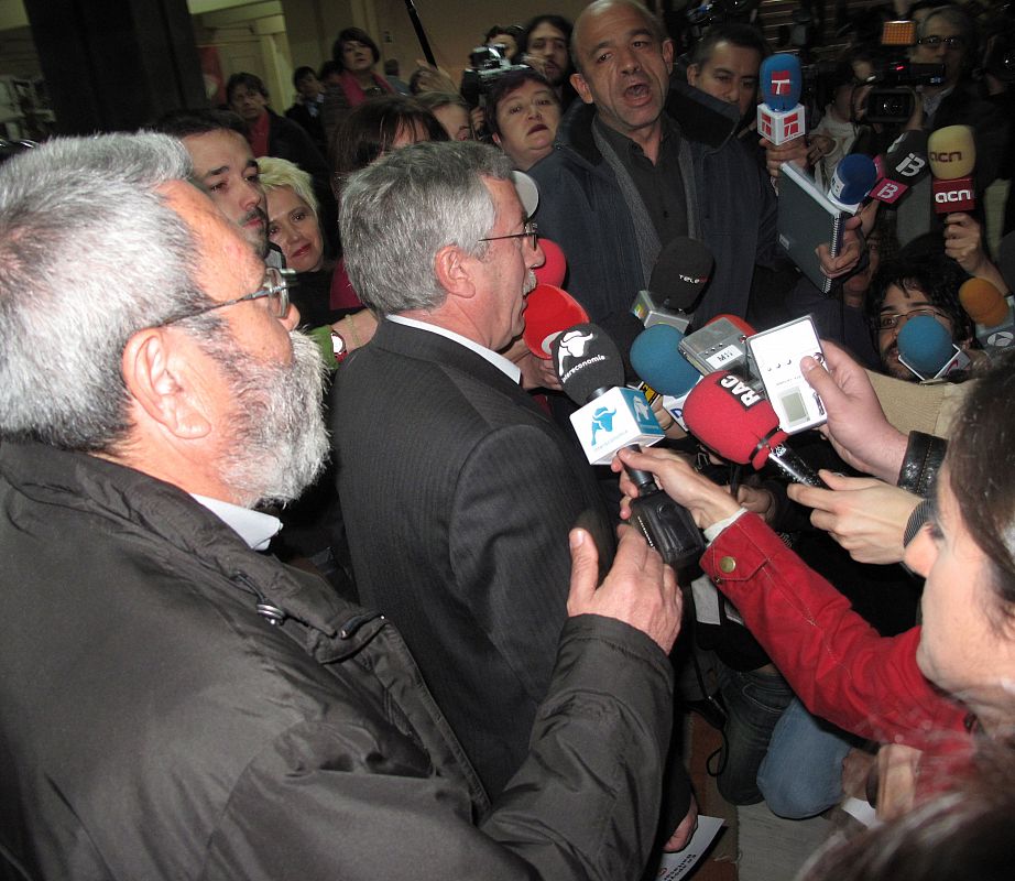 Miles de personas han acudido a la convocatoria de los sindicatos donde los líderes de UGT y CC.OO. han denunciado la persecuación judicial contra el juez Garzón.