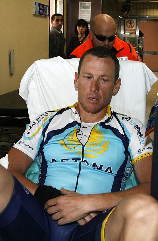 Lance, en la camilla, entrando en la ambulancia.