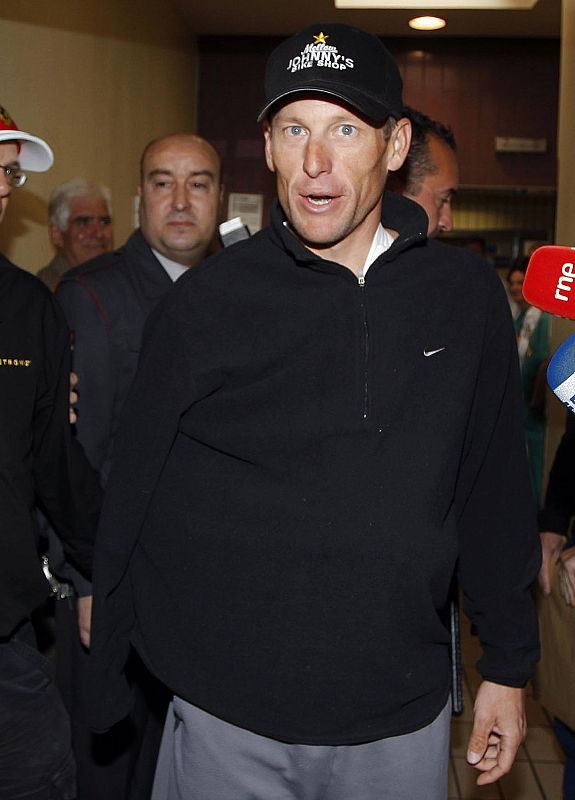 Lance Armstrong abandonando el Hospital Clinico de Valladolid.