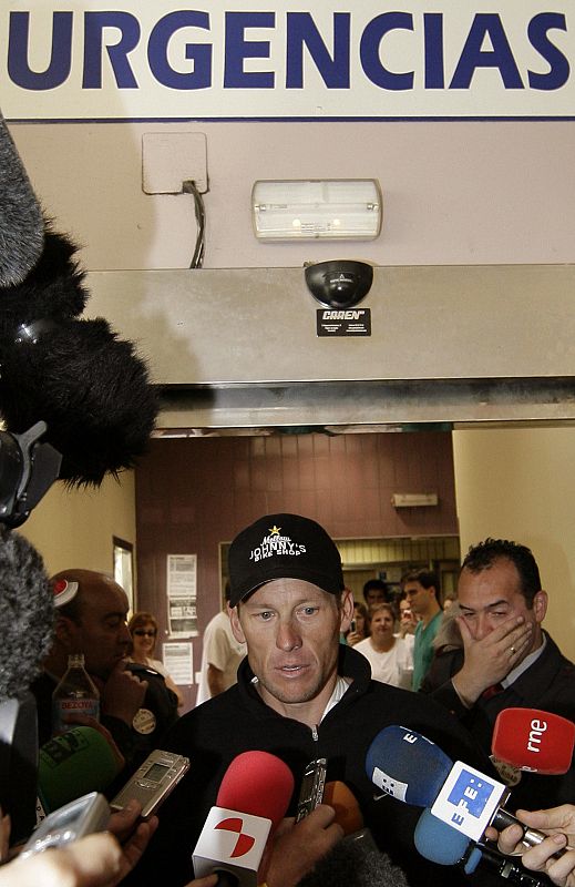 Lance Armstrong atiende a los medios a la salida del Hospital Clinico de Valladolid