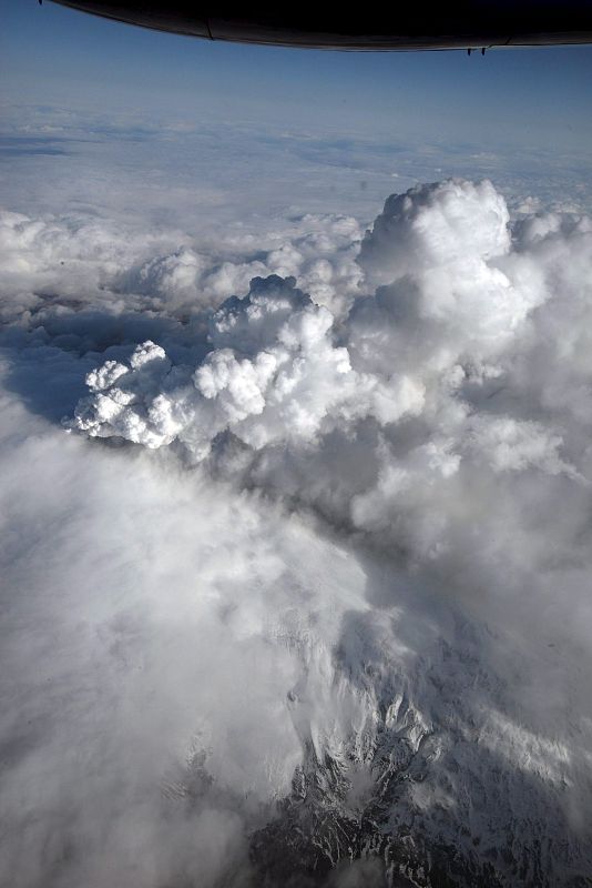Vista aérea de la nube de cenizas procedente de la erupción del volcán bajo el glaciar Eyjafjälla