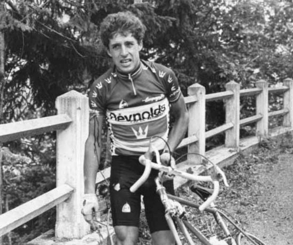 En el Tour de 1984 una caída, que le cuesta una rotura de clavícula, obliga a Perico a bajarse de la bici.