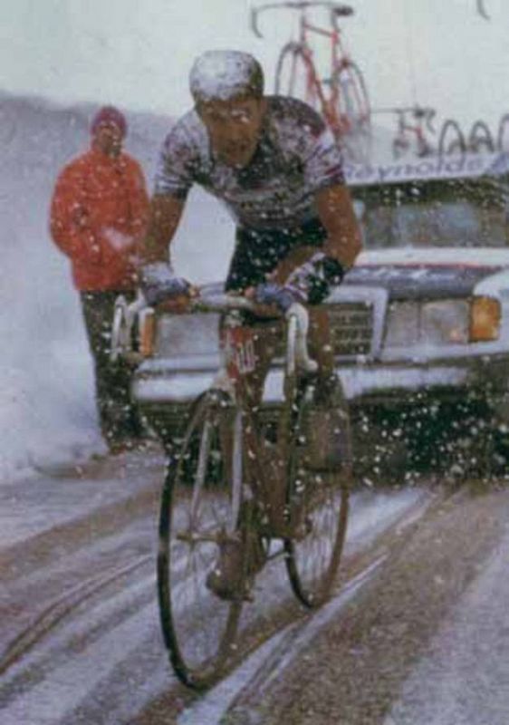 Giro del 88, subida al Gavia bajo la nieve y el viento.