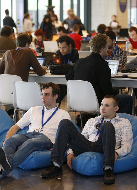 Varios jóvenes participantes en la Campus Party Europa asisten a una de las ponencias.