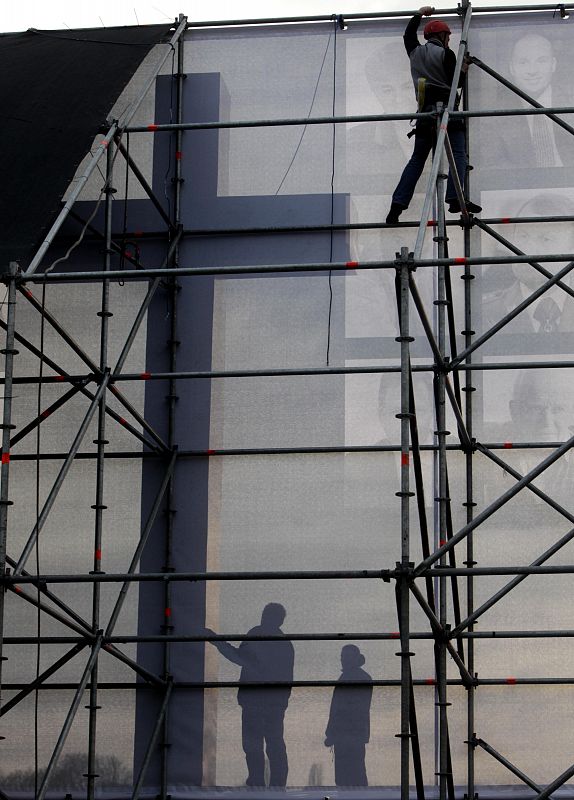 Workers prepare a stage at Pilsudski square in Warsaw, for a commemoration ceremony for victims of the last week's plane crash in Smolensk