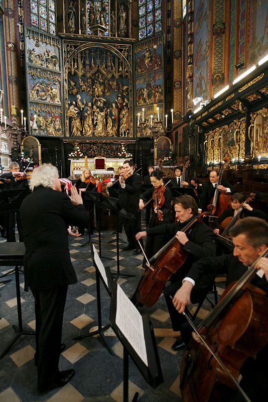 MISA FUNERAL POR EL EL PRESIDENTE POLACO, LECH KACZYNSKI, Y SU ESPOSA MARIA EN LA BASÍLICA DE SANTA MARÍA EN CRACOVIA