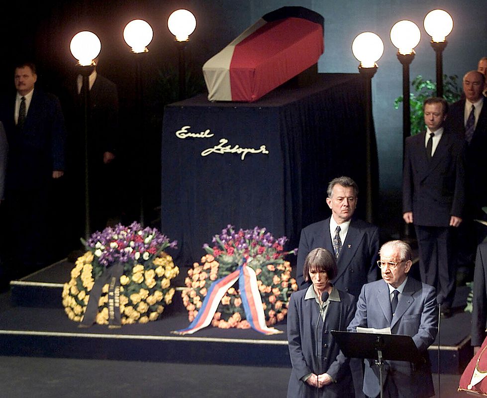 En su cargo de presidente del COI, Samaranch estuvo presente en el último adiós a una leyenda del olimpismo como Emil Zatopek.