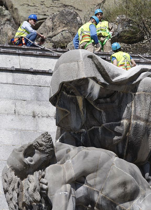 DESMONTAJE ESCULTURA PIEDAD VALLE DE LOS CAIDOS