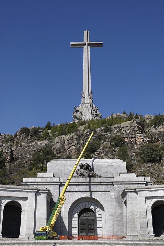 DESMONTAJE ESCULTURA PIEDAD VALLE DE LOS CAIDOS