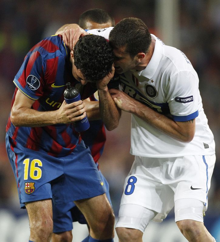 Motta coge por el cuello a Busquets tras su expulsión tras darle un manotazo en la cara.