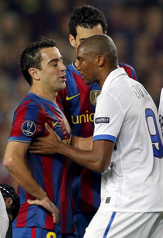 El centrocampista del FC Barcelona Xavi Hernández discute con el delantero camerunés del Inter de Milán, Samuel Eto'o.