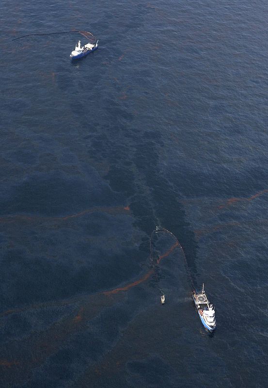 Los barcos tratan de contener parte del vertido en el Golfo de México