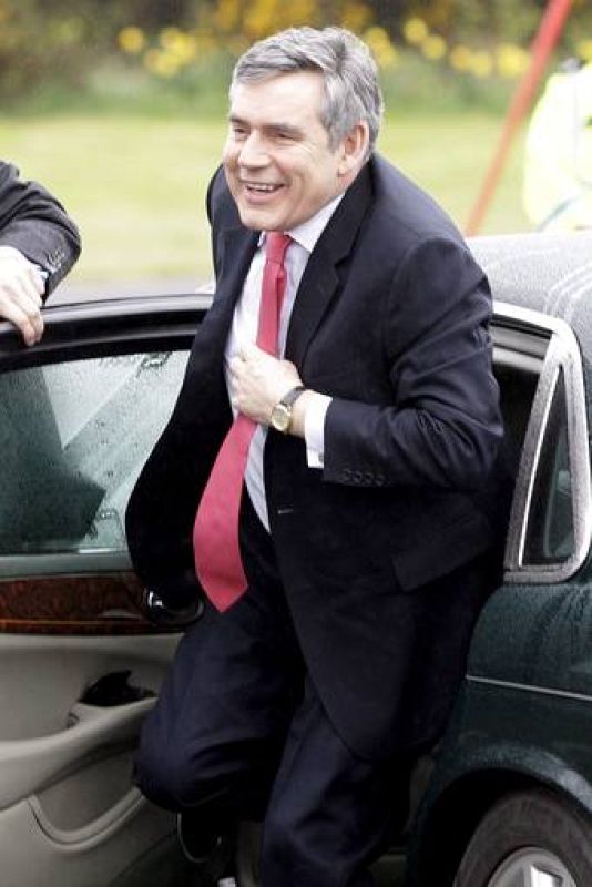 El actual jefe de Gobierno, Gordon Brown, se ha mostrado muy sonriente a la salida del colegio. 