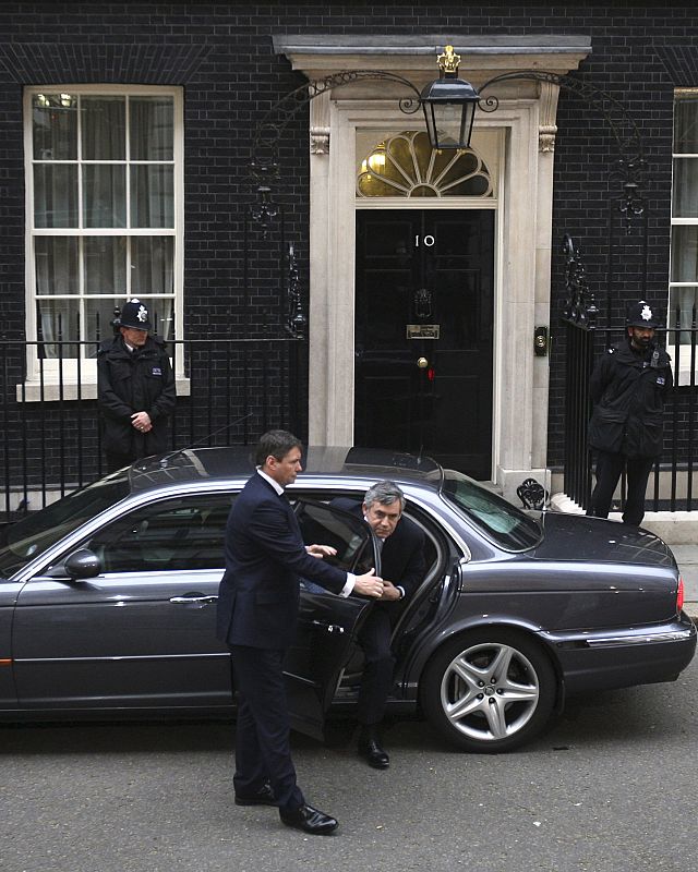 El primer ministro británico, Gordon Brown, llega a Downing Street la mañana después de las elecciones.