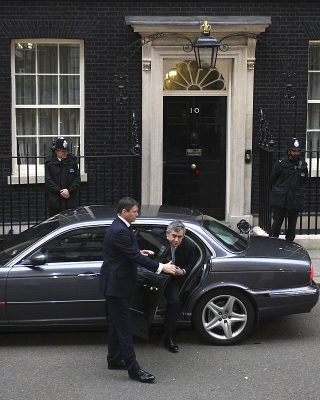 El primer ministro británico, Gordon Brown, llega a Downing Street la mañana después de las elecciones.