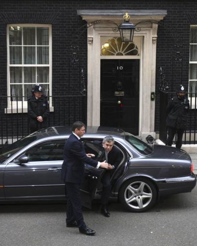 El primer ministro británico, Gordon Brown, llega a Downing Street la mañana después de las elecciones.