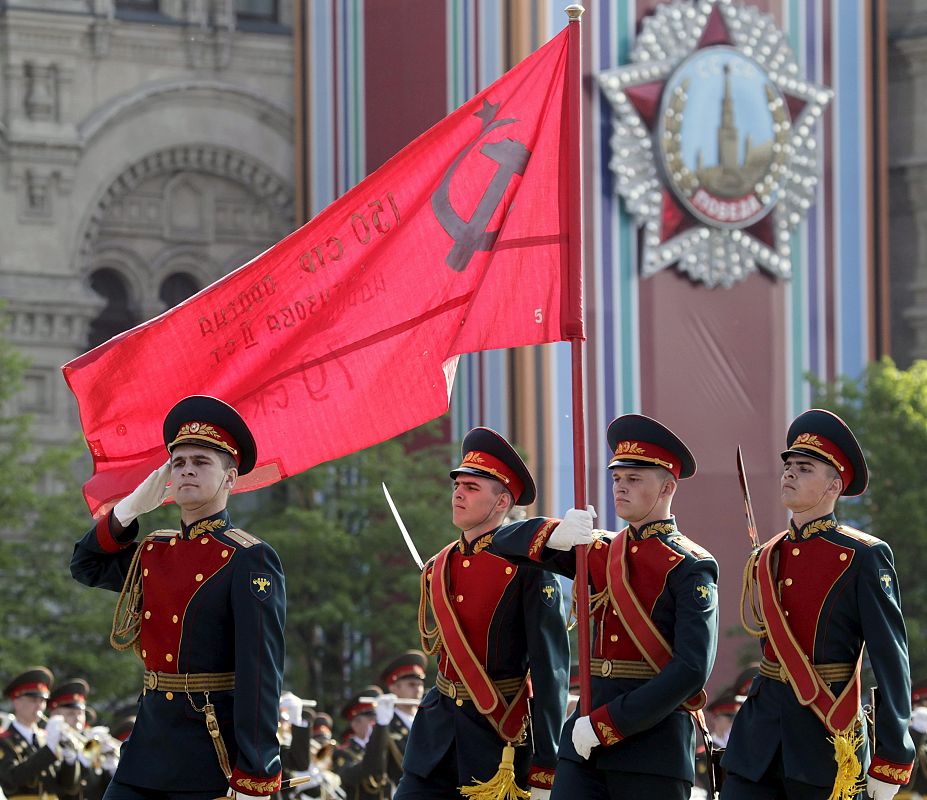 DESFILE MILITAR POR 65 ANIVERSARIO DE LA VICTORIA SOBRE LA ALEMANIA NAZI