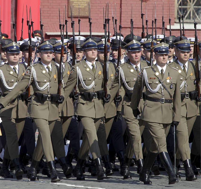 DESFILE MILITAR POR 65 ANIVERSARIO DE LA VICTORIA SOBRE LA ALEMANIA NAZI