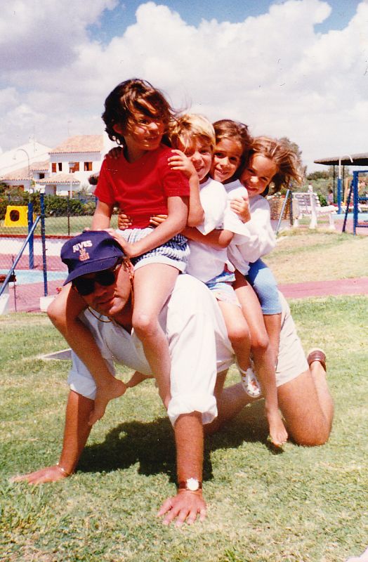 Bertín Osborne con sus hijas y otras niñas.