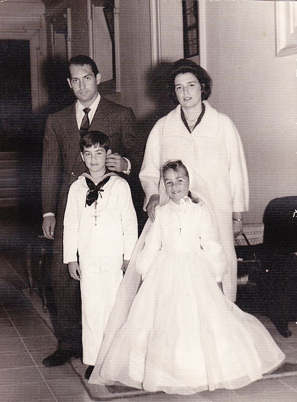 Bertín haciendo la comunión con Chata.