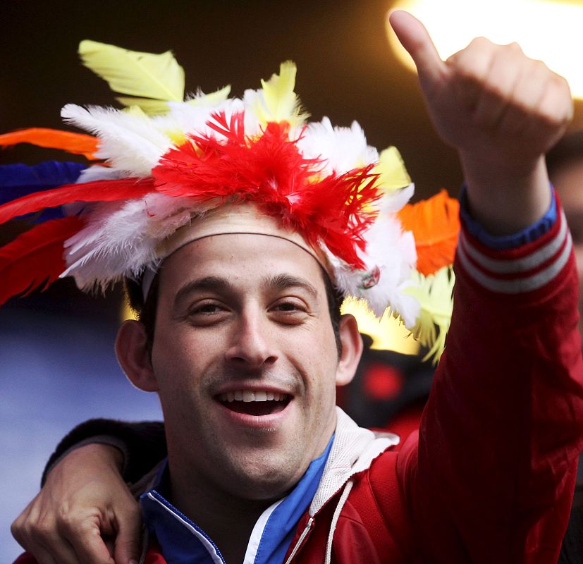 Un hincha atlético disfrazado de indio en el Hamburgo Arena.