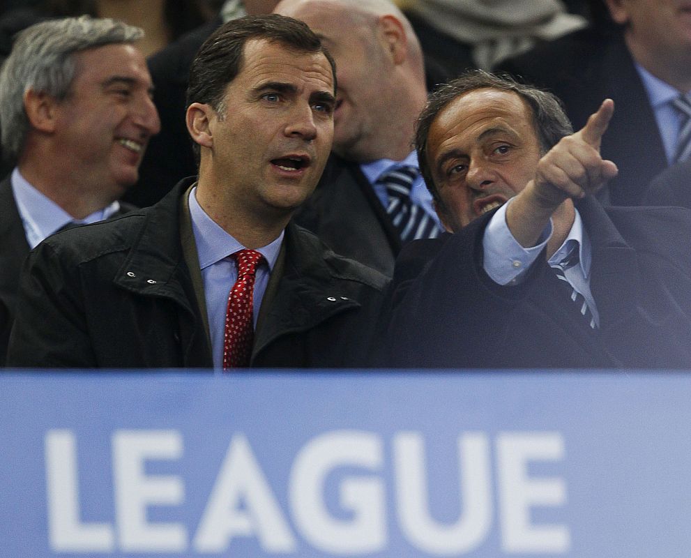 El Príncipe Felipe junto al jefe de la UEFA Michel Platini.