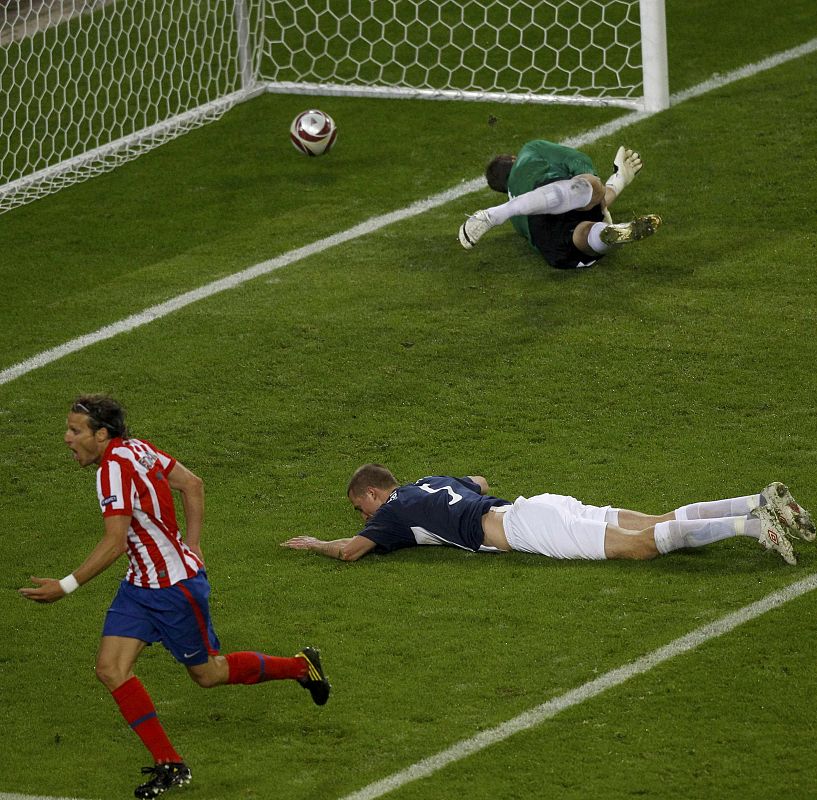 El balón se encamina al fondo de las mallas.