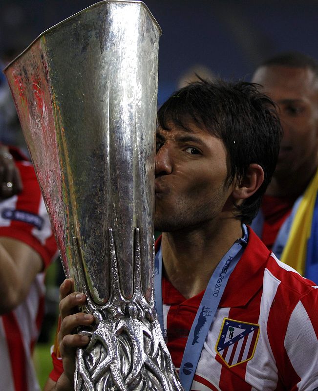 Kun Agüero besando la copa.