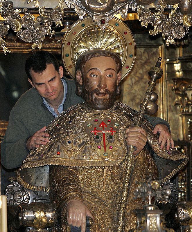 El Príncipe de Asturias cumplió con el rito de abrazar la imagen del Apóstol Santiago después de recorrer a pie el último tramo del Camino Francés hasta la Catedral compostelana.