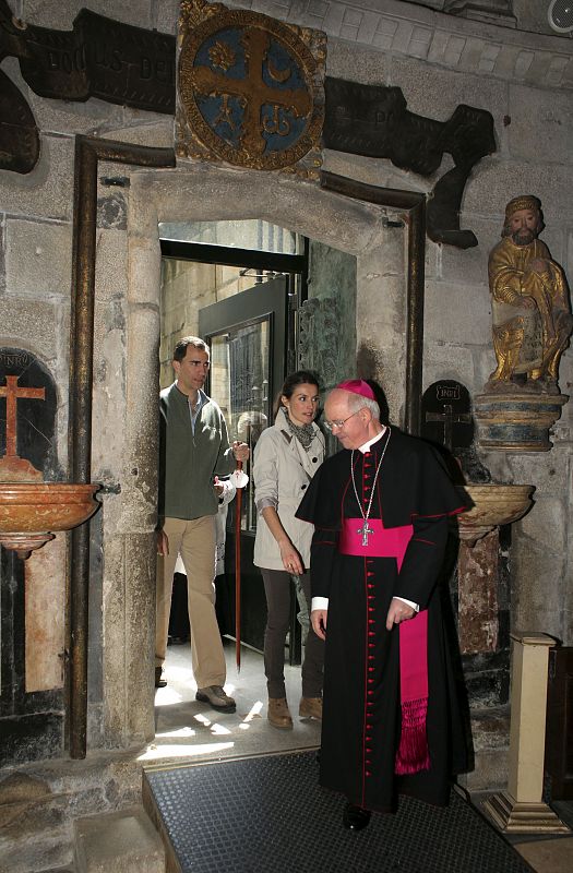 Los Príncipes de Asturias, entran en la Catedral de Santiago.