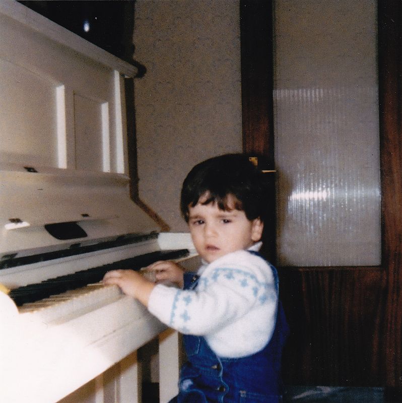 David Bustamante de pequeño tocando el piano.