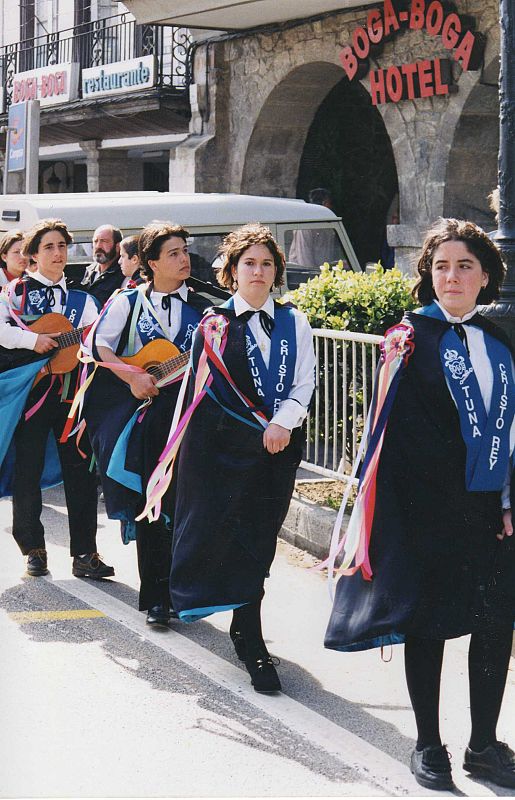 David de adolescente participando en una tuna.