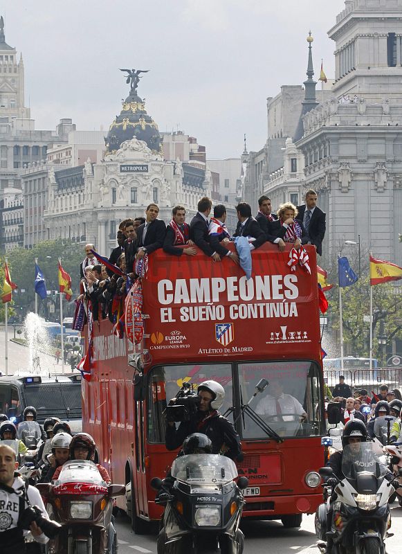 Los jugadores del Atlético de Madrid, subidos a un autobús descubierto, junto a la Gran Vía.