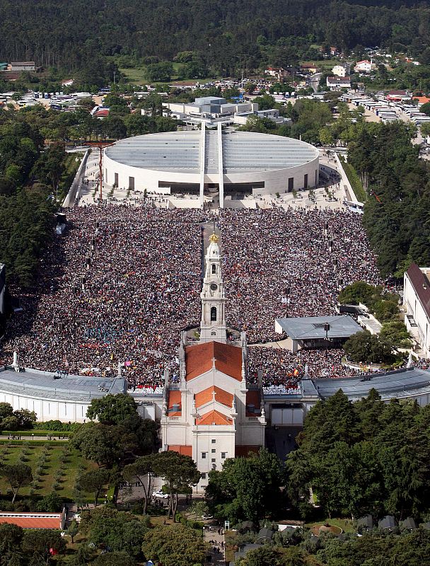 EL PAPA BENEDICTO XVI OFRECE UNA MISA EN EL SANTUARIO DE FÁTIMA