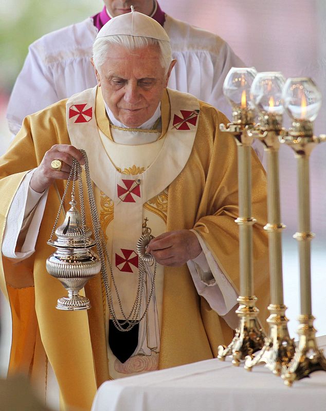 EL PAPA BENEDICTO XVI OFRECE UNA MISA EN EL SANTUARIO DE FÁTIMA