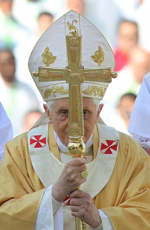 EL PAPA BENEDICTO XVI OFRECE UNA MISA EN EL SANTUARIO DE FÁTIMA