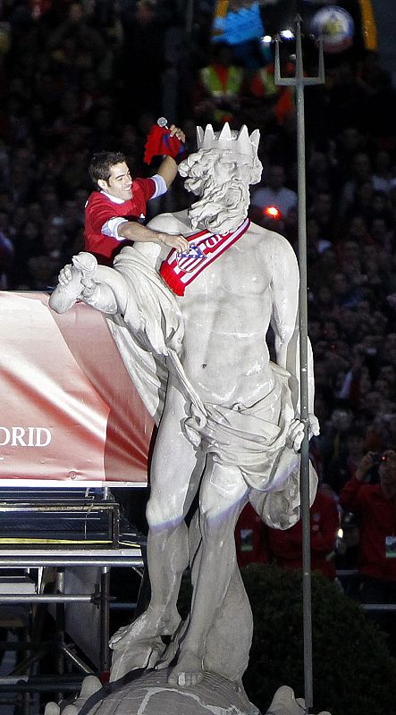 El capitán Antonio López vuelve a poner a Neptuno una bufanda colchonera después de 14 años.