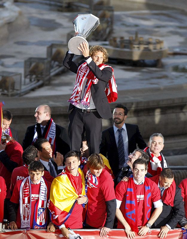 El delantero uruguayo del Atlético de Madrid Diego Martín Forlán levanta la copa de la Liga Europa