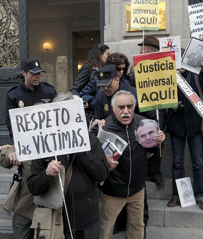 FAMILIARES DE VÍCTIMAS DEL FRANQUISMO APOYAN A GARZÓN A LAS PUERTAS DEL CGPJ