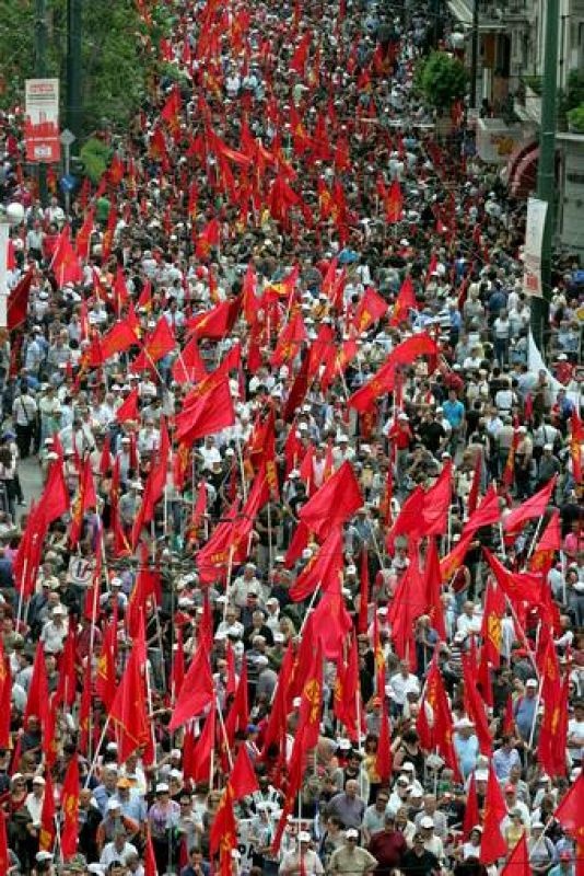 MIEMBROS DEL PARTIDO COMUNISTA GRITAN DURANTE UNA PROTESTA EN EL CENTRO DE ATENAS