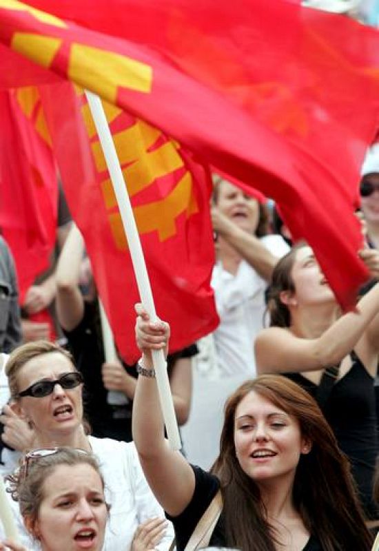 MIEMBROS DEL PARTIDO COMUNISTA GRITAN DURANTE UNA PROTESTA EN EL CENTRO DE ATENAS