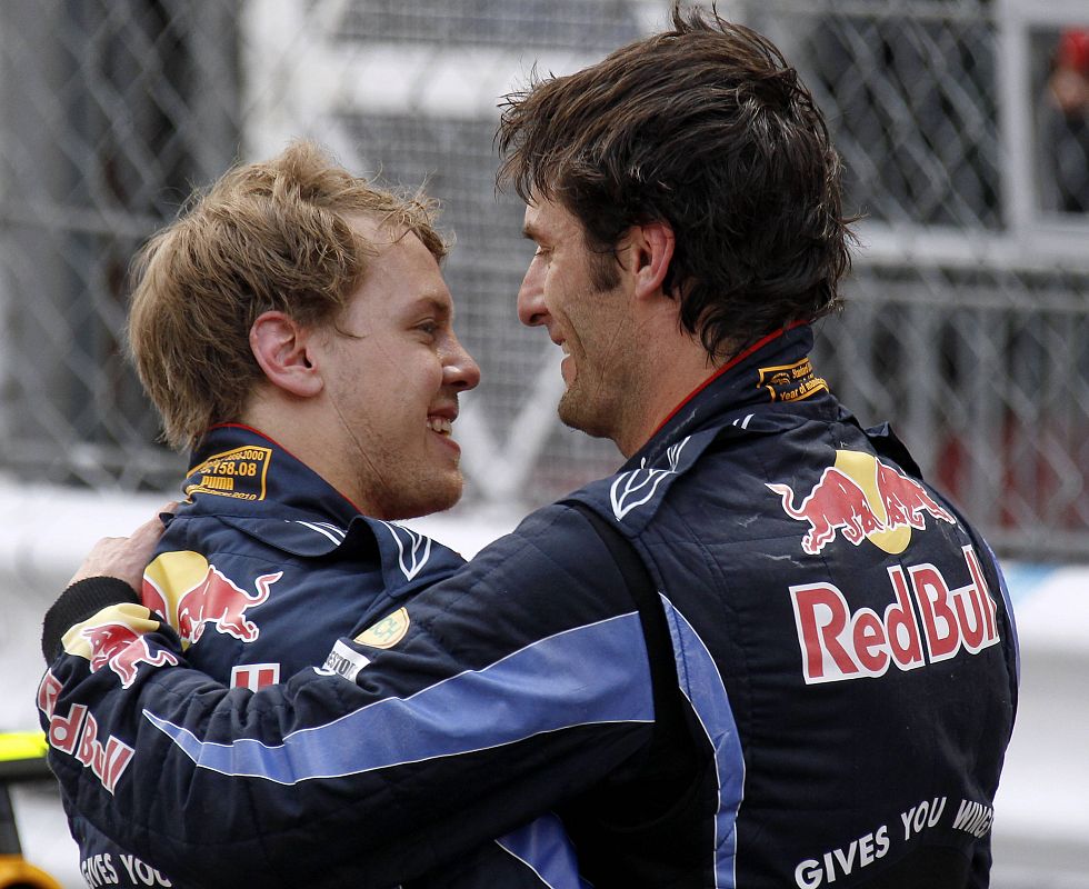 Los pilotos de Red Bull Mark Webber y Sebastian Vettel celebran el primer y segundo puesto.