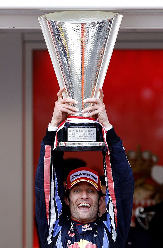 El piloto australiano Mark Webber, de Red Bull, celebra en el podio su victoria en el Gran Premio de Mónaco