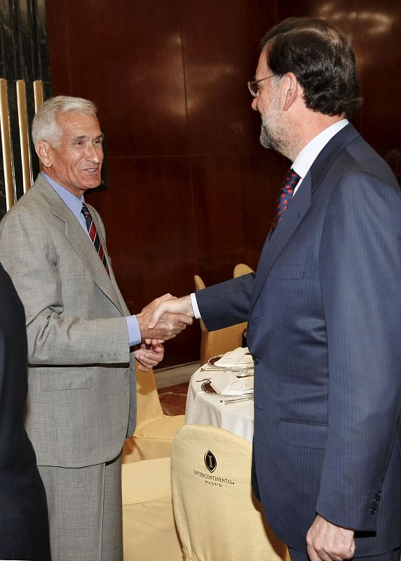 En un premio al presidente colombiano Álvaro Uribe, hemos podido captar esta curiosa imagen de Mariano Rajoy saludando a Rafael Vera, condenado por el escándalo de los Gal durante el gobierno socialista.