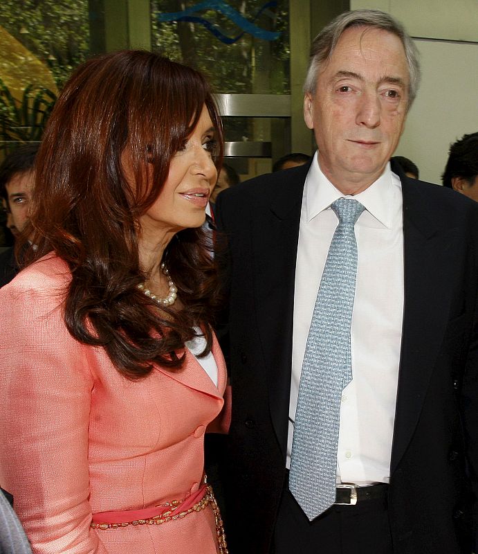 La presidenta de Argentina, Cristina Fernández de Kirchner, y su esposo y antecesor en el cargo, Néstor Kirchner, durante el acto de reapertura de las oficinas de Aerolíneas Argentinas en Madrid.