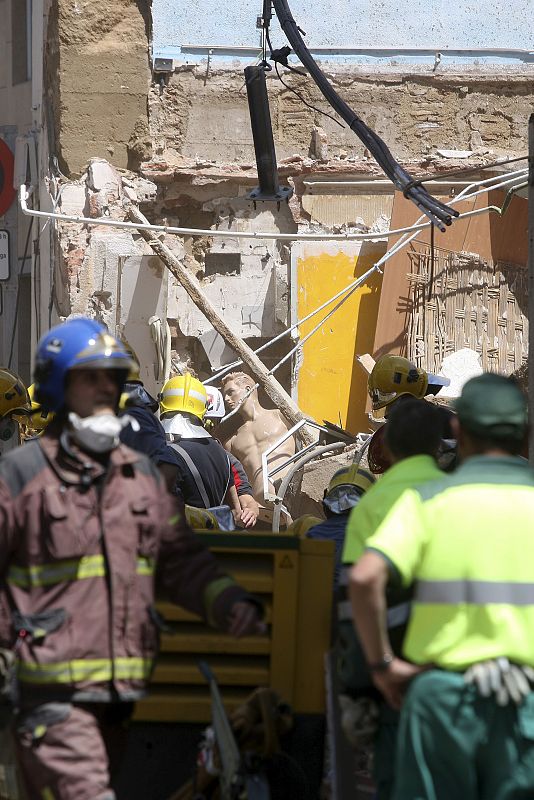 En los primeros minutos tras el derrumbe se especuló con que había podido resultar herido un viandante que pasaba por la zona en ese preciso momento.