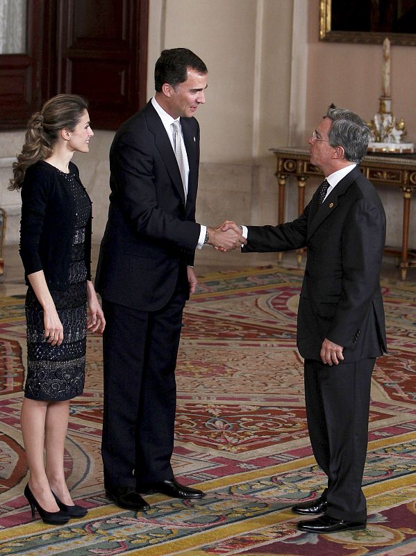 El Príncipe, acompañado por Doña Letizia, ha ofrecido por vez primera una cena oficial a una treintena de jefes de Estado y de Gobierno que participan esta semana en Madrid en la VI Cumbre entre la UE, América Latina y el Caribe.