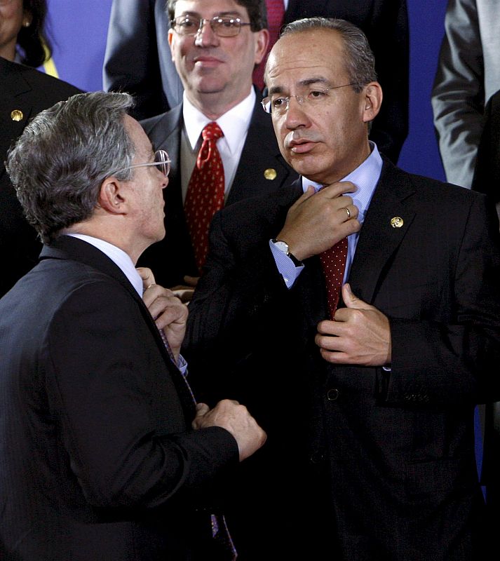 Felipe Calderón y Álvaro Uribe se preparan para posar en la foto de familia.