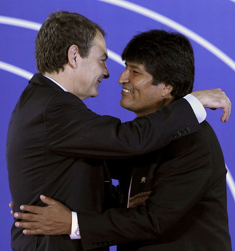 Zapatero y Evo Morales se saludan a su llegada a la VI Cumbre de Jefes de Estado y de Gobierno de la Unón Europea, América Latina y Caribe.